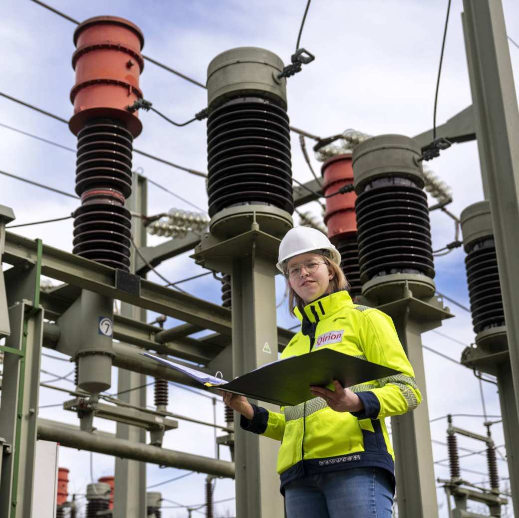 Oud-Studente Bianca Niekerk van de studie Elektrotechniek bij een transformator.