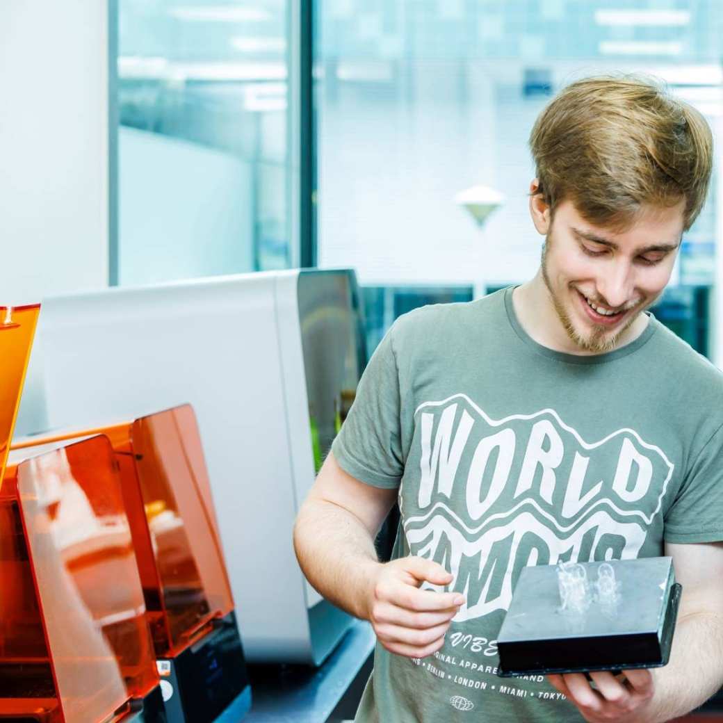 IPO-student Robin toont een 3D product uit de printer Industrieel Product Ontwerpen