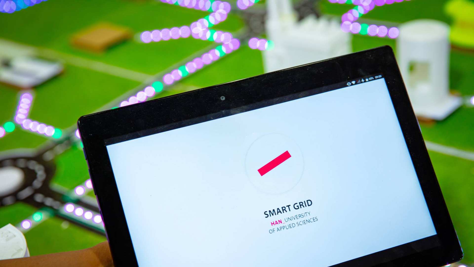 Power grid met smart grid app op tablet