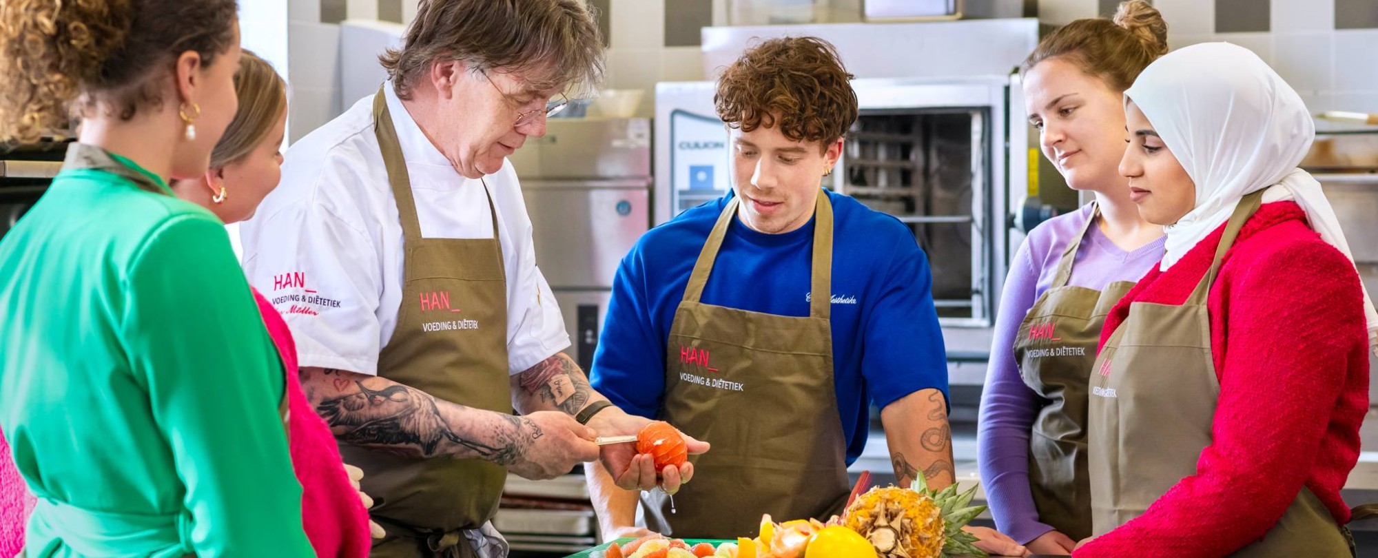 Studenten krijgen instructie in keuken