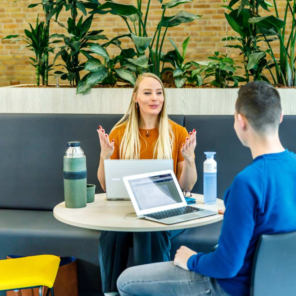 Een foto van Lukas Vorstermans. Hij is masterstudent en wordt geinterviewd. Geplaatst door HB.