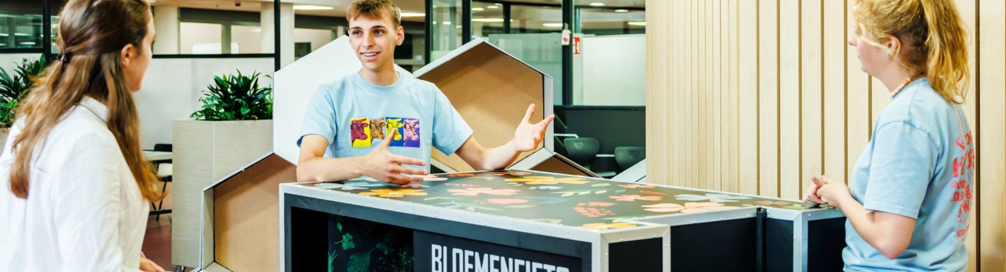 Yannick, Mees en Lisa, studenten Industrieel Product Ontwerpen IPO bij hun project Bloemenfiets