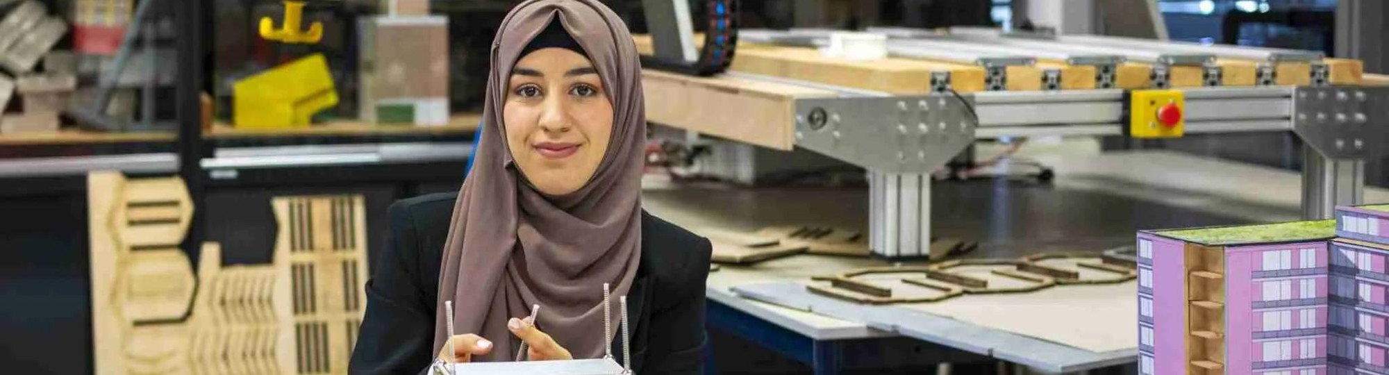 Sumya Mobder  in de maquettewerkplaats van de HAN-opleiding Bouwkunde