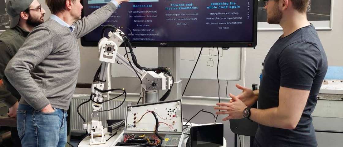 Sfeerfoto's Robotics-at-HAN middag met demo's van studenten. Twee studenten bij beeldscherm