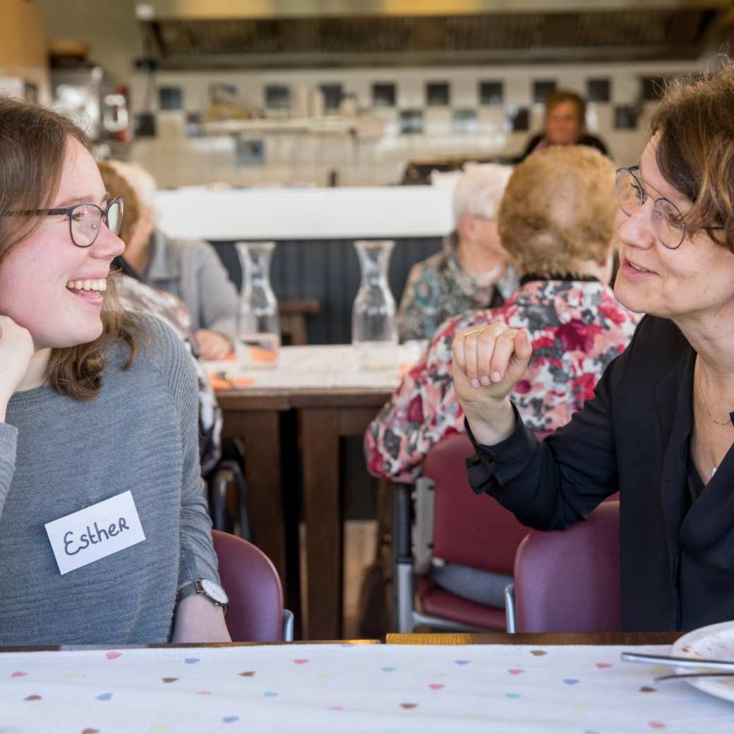 student en wijkdocent in gesprek