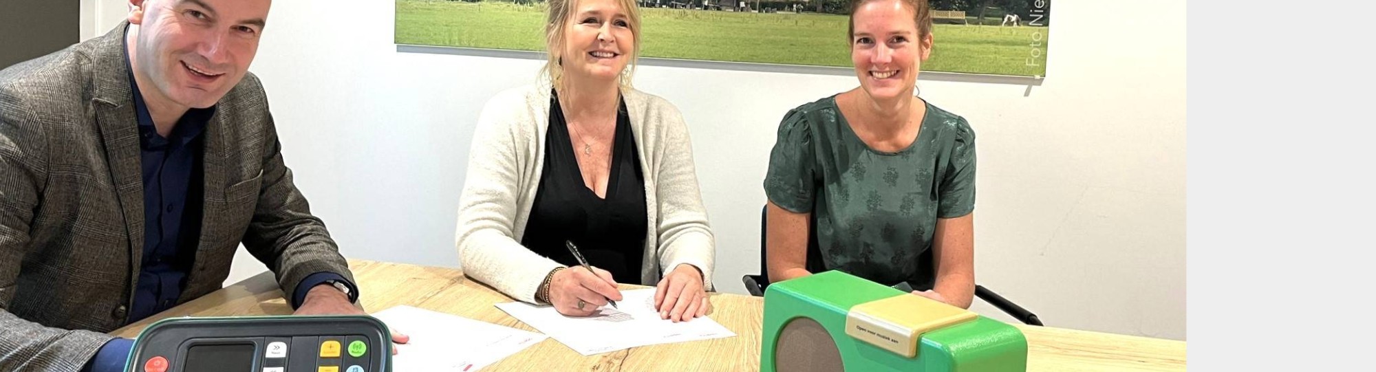 André Kok, Suzanne Haeijen en Hetty Cornelissen ondertekenen de samenwerking.