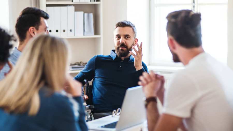 collega's in gesprek op kantoor