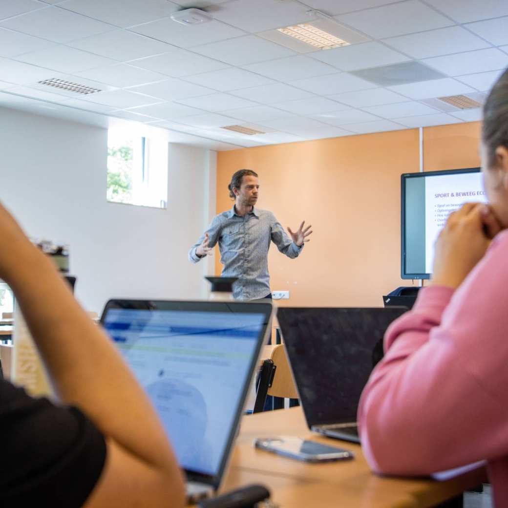 docent legt uit in de klas