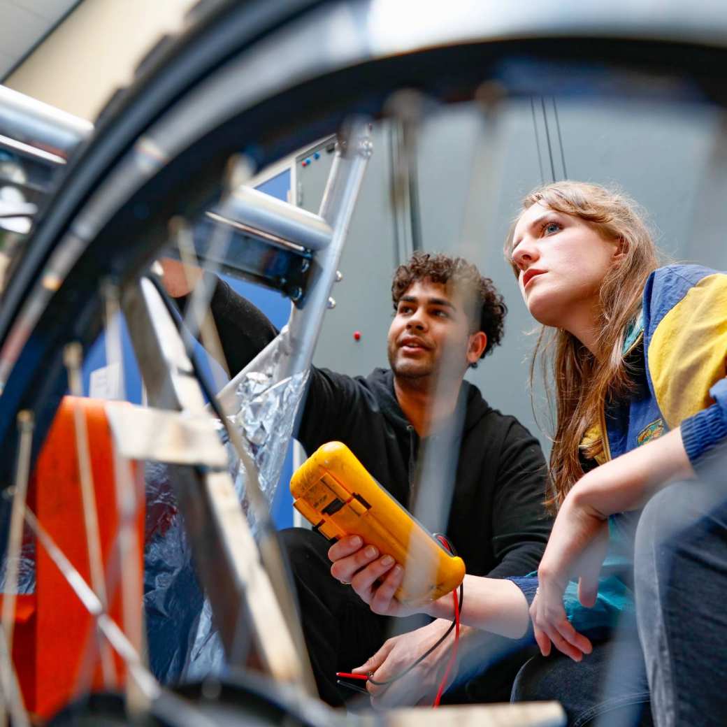 Automotive studenten werken aan vehicle eco marathon