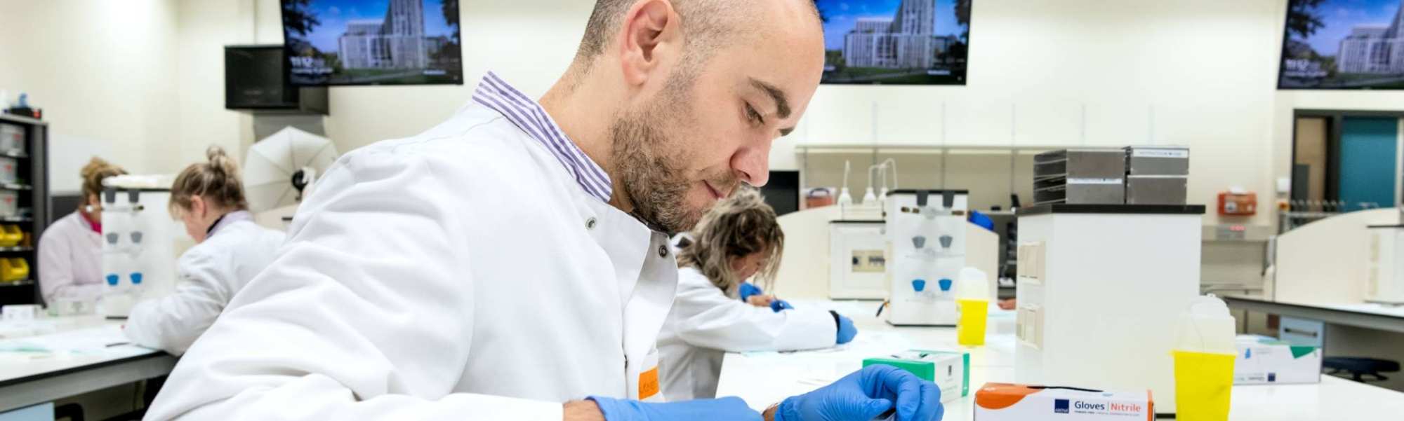 Studenten van de HAN master Physician Assistant oefenen met hechten op een varkenspoot