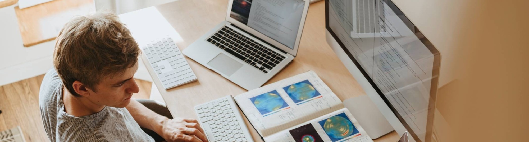 man met computer en laptops