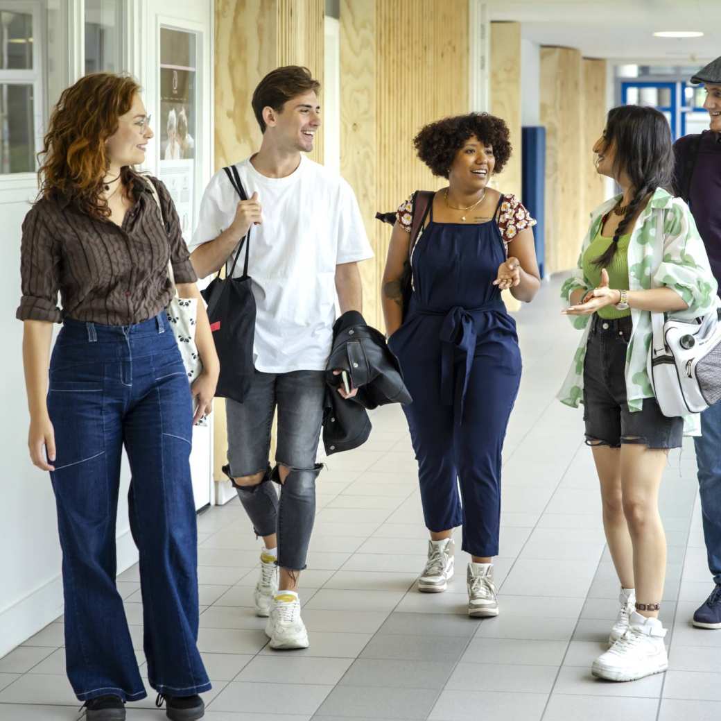 Groep studenten loopt door de gang