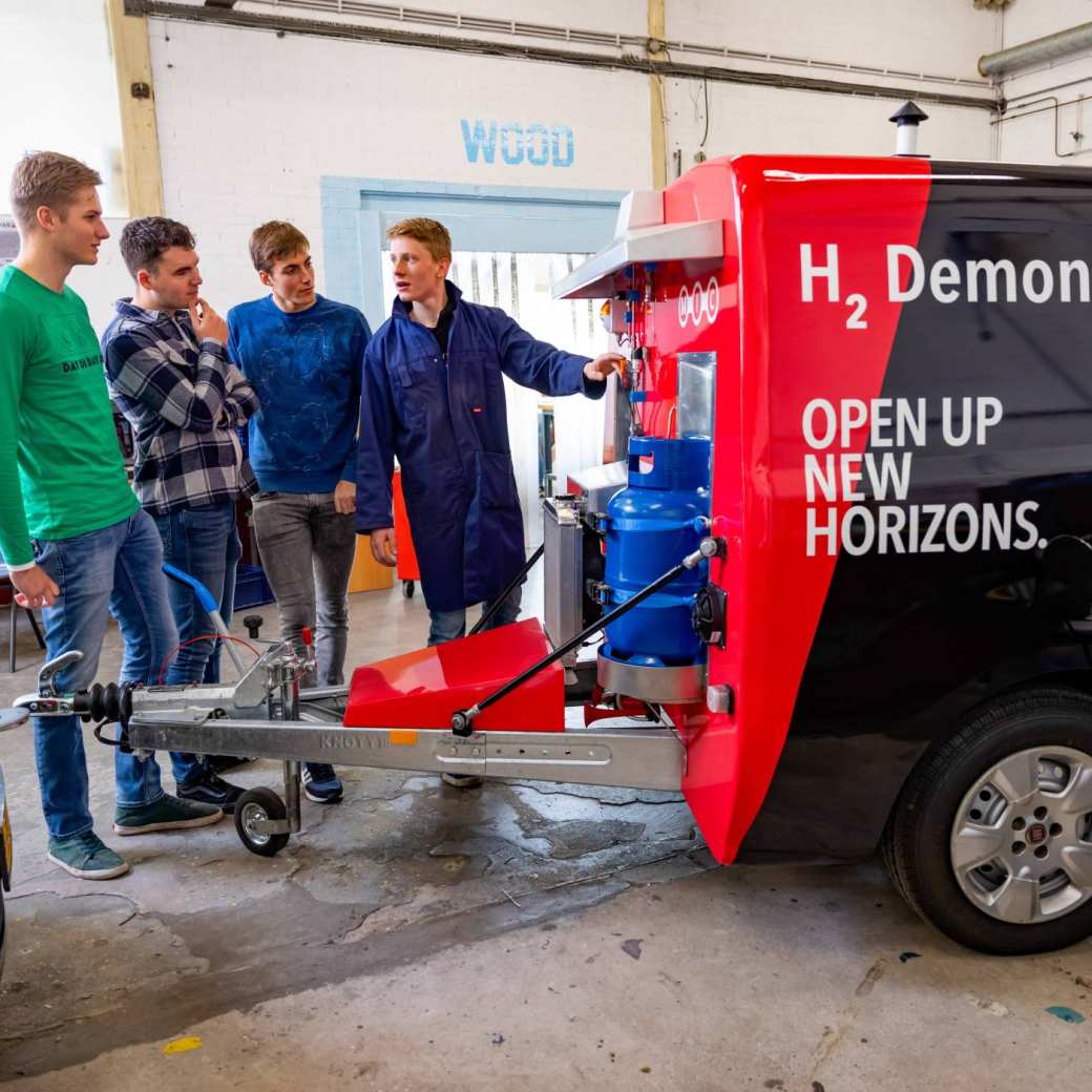 4 studenten van de zijkant bij de H2 demonstrator