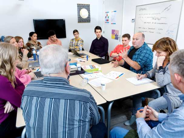 studenten en professionals in overleg