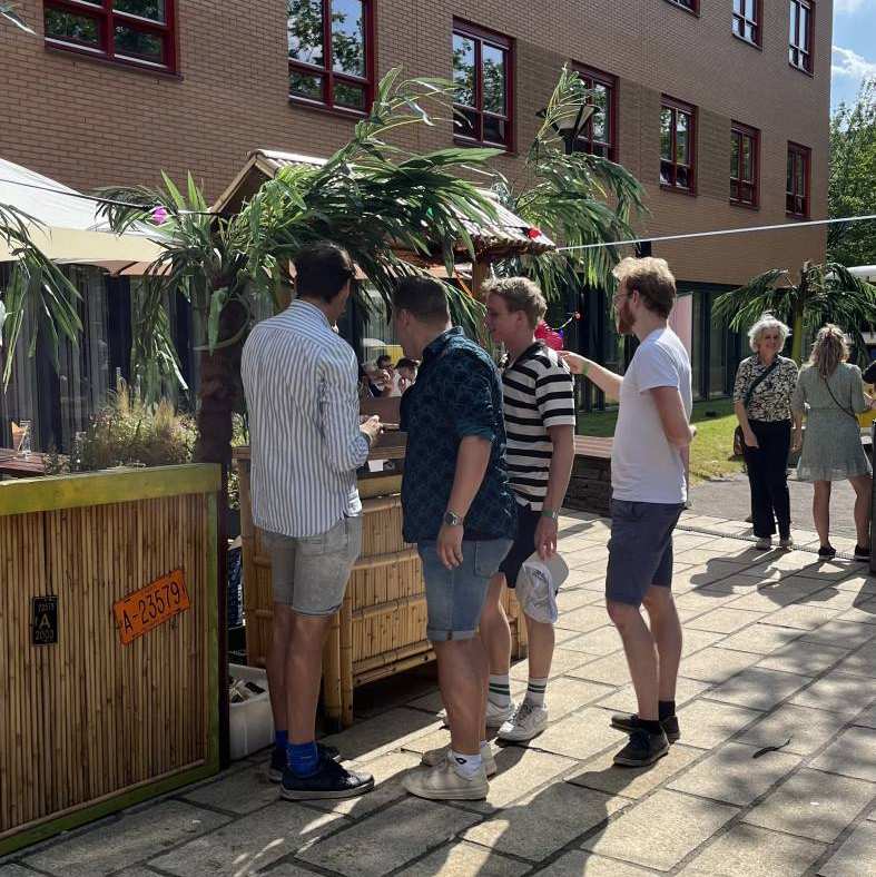 studenten die een drankje halen bij de bar