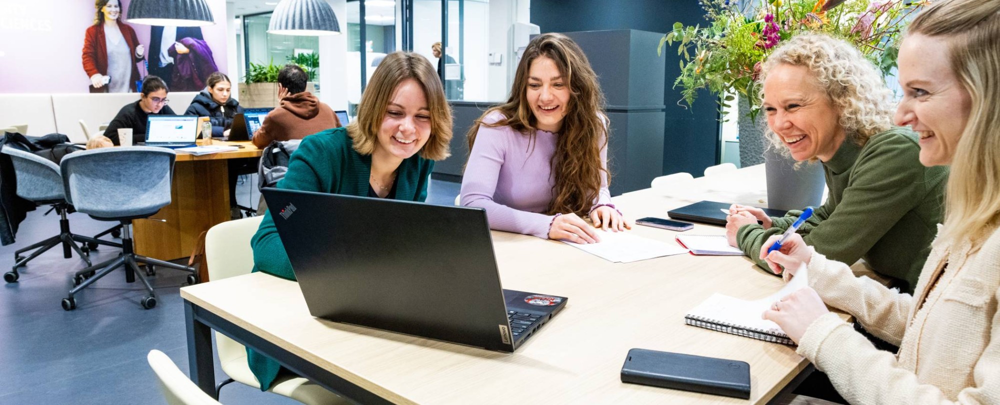 Deelnemers aan de cursus Procesmanagement overleggen met elkaar met laptops