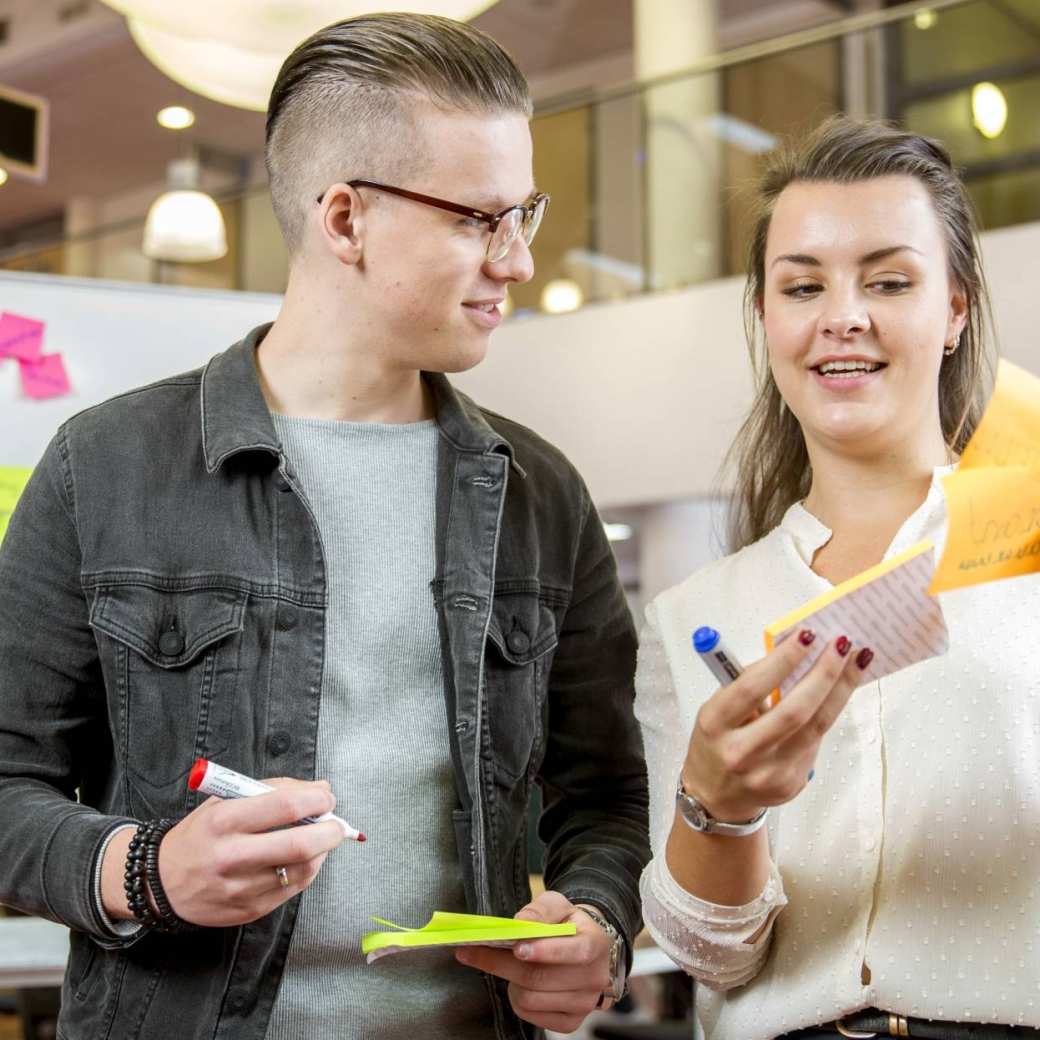 innovation studenten met sticky notes