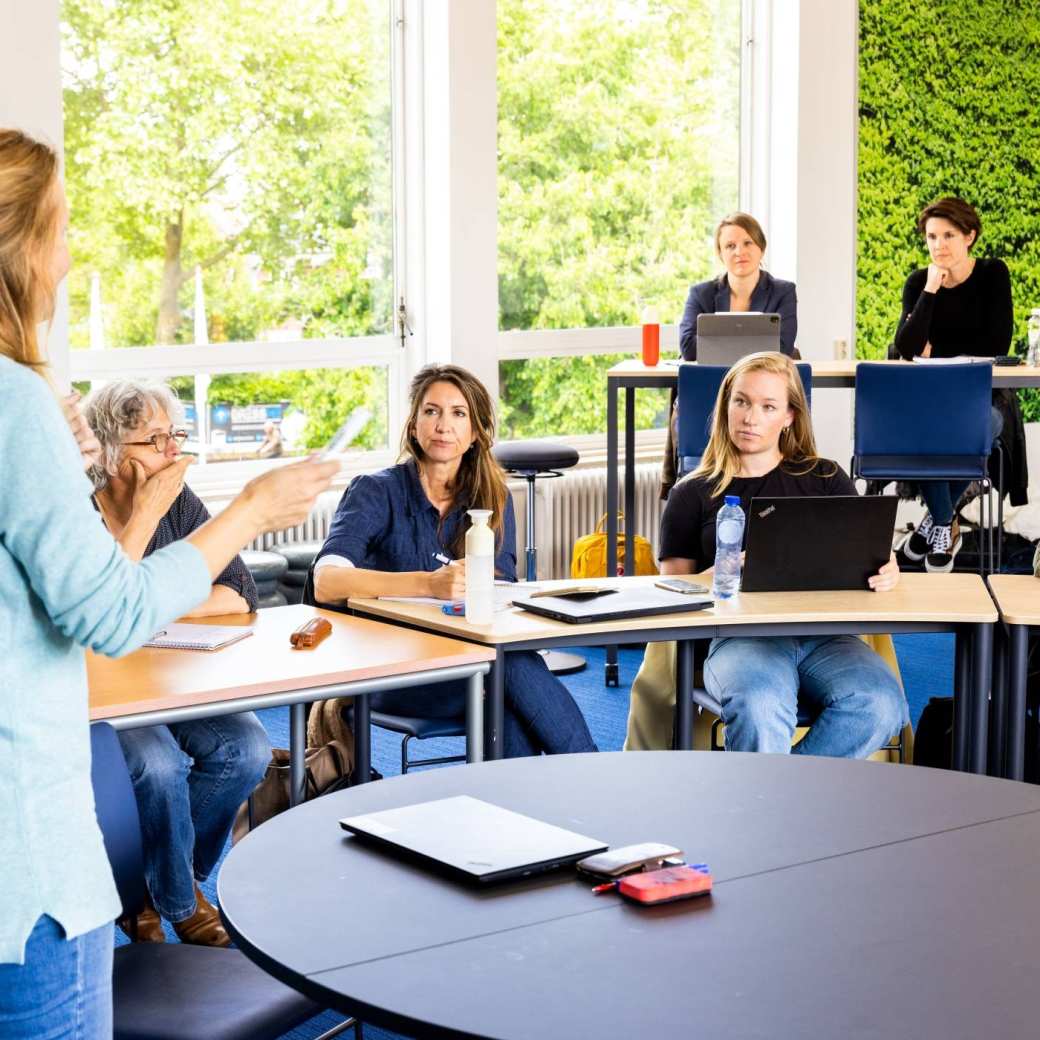 Studenten van de master pedagogiek volgen een les op de groenewoudseweg