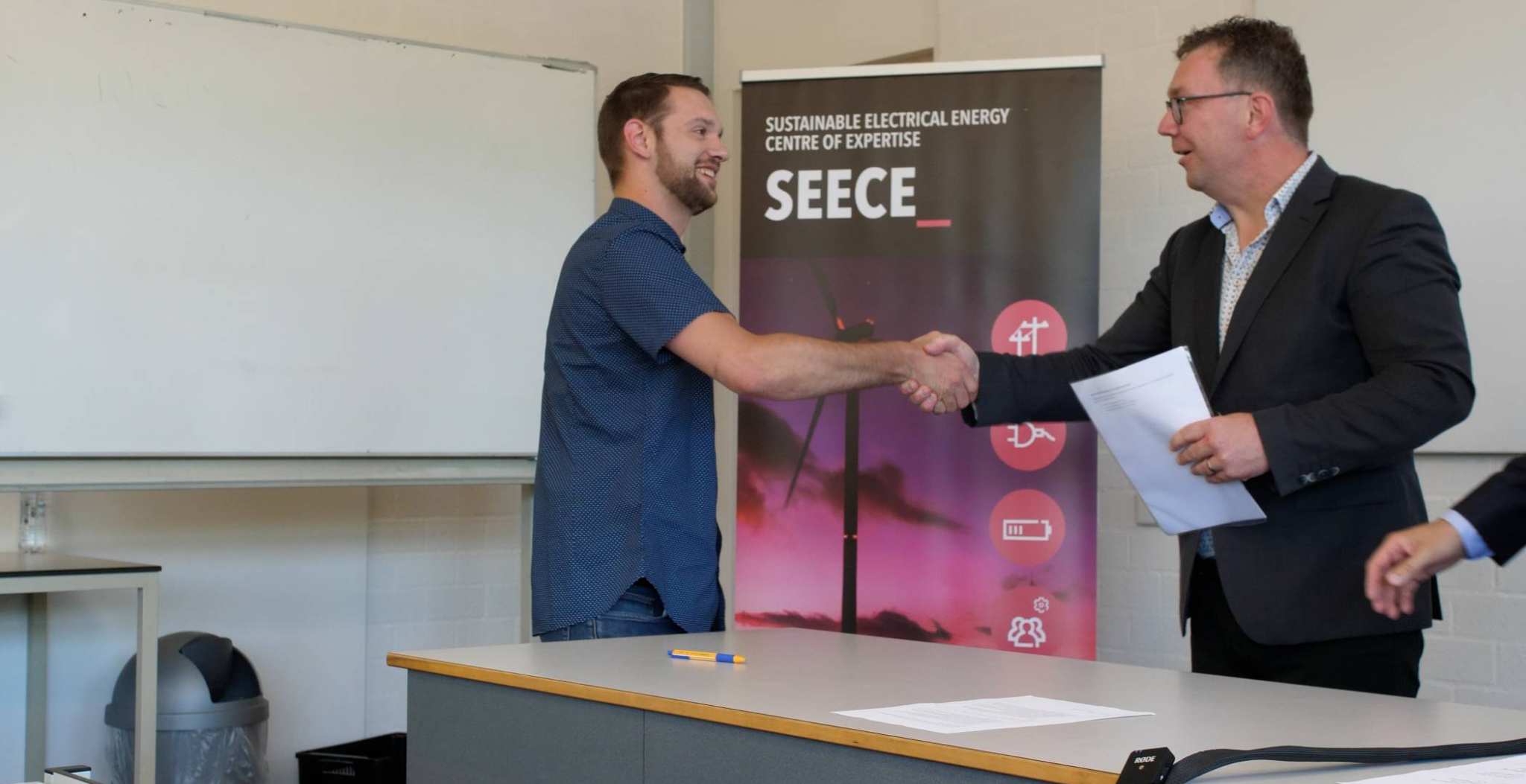 Uitreiking eerste certificaten themaroute waterstoftechniek. see seece. Academie Engineering en Automotive