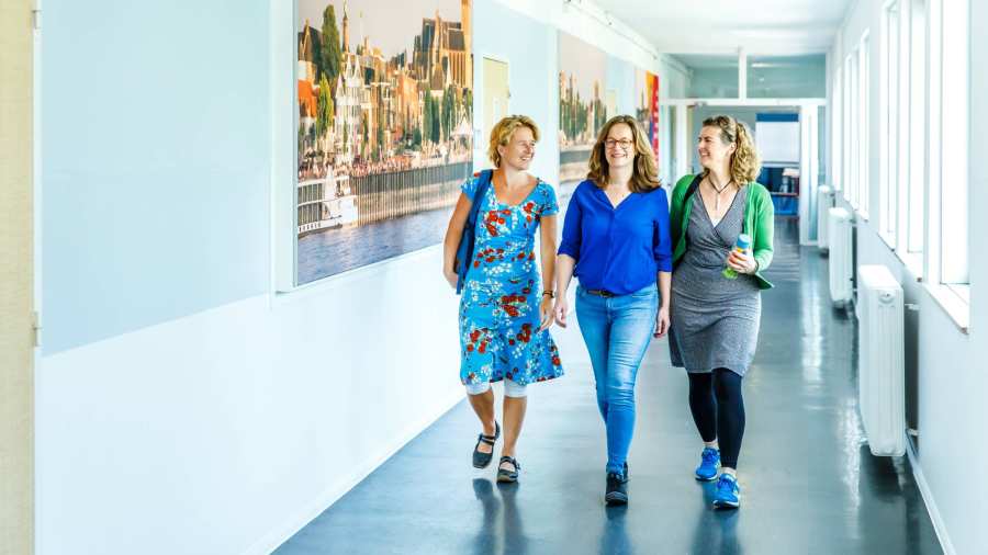 studenten lopen door gang