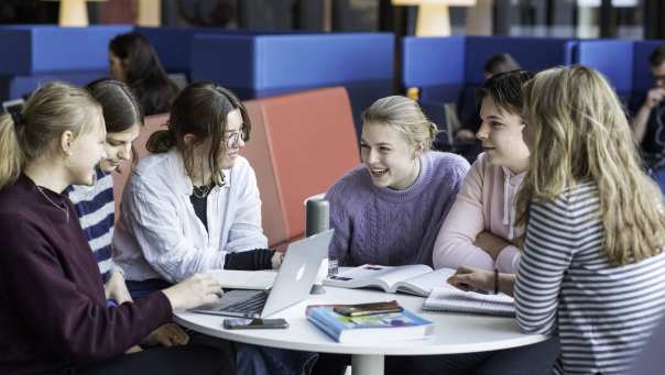 GGM K33 kantine rood zitje groep studenten