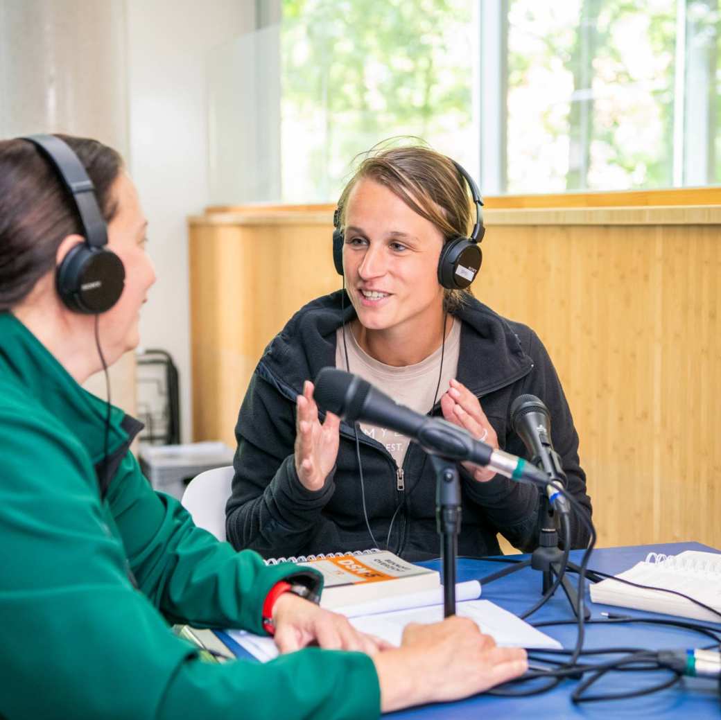 Twee studenten opname podcast les PMT deeltijd