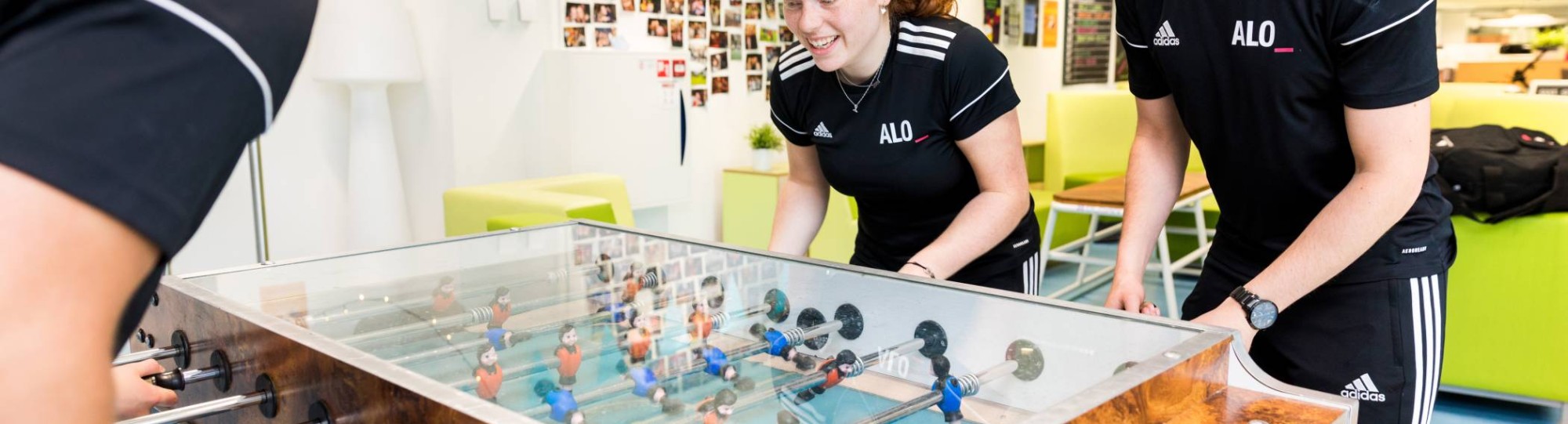 Pabo-ALO studente is buiten aan het sporten en kijkt over het veld