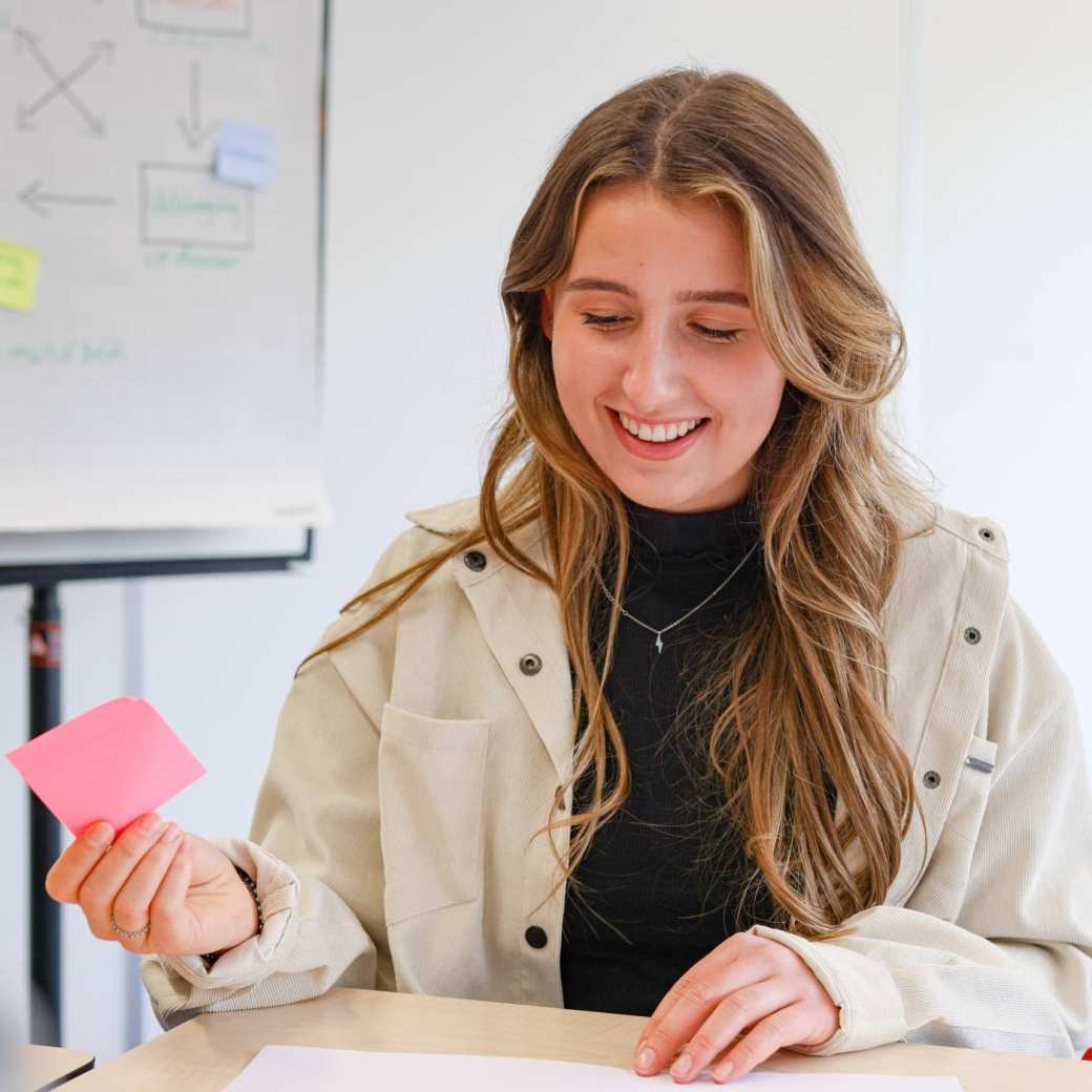 Een student aan de slag met sticky notes