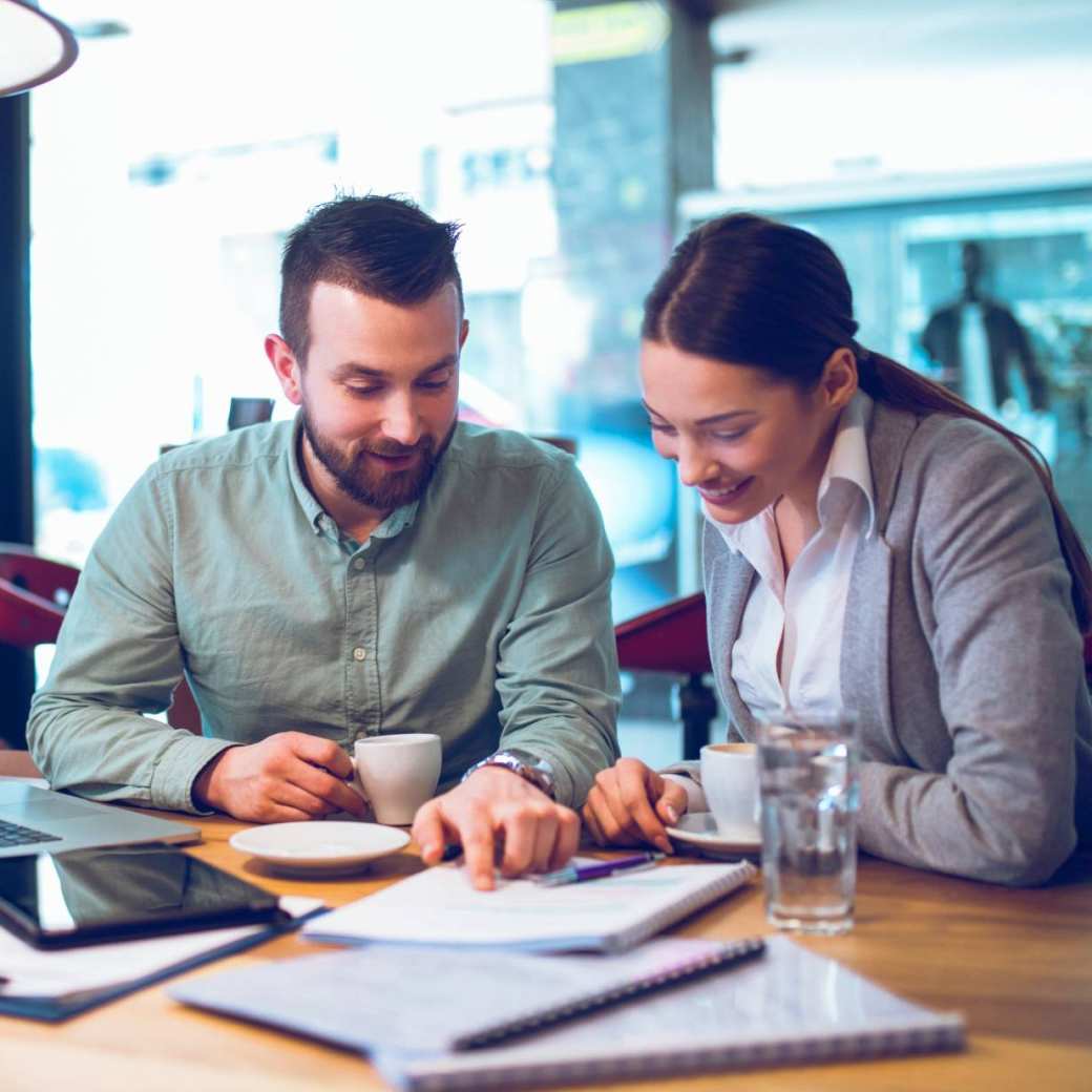 Financieel professional in overleg met klant op locatie, finance, financieel, AFEM, MIAM, opleidingsbeeld master integraal adviseur MKB, stockfoto