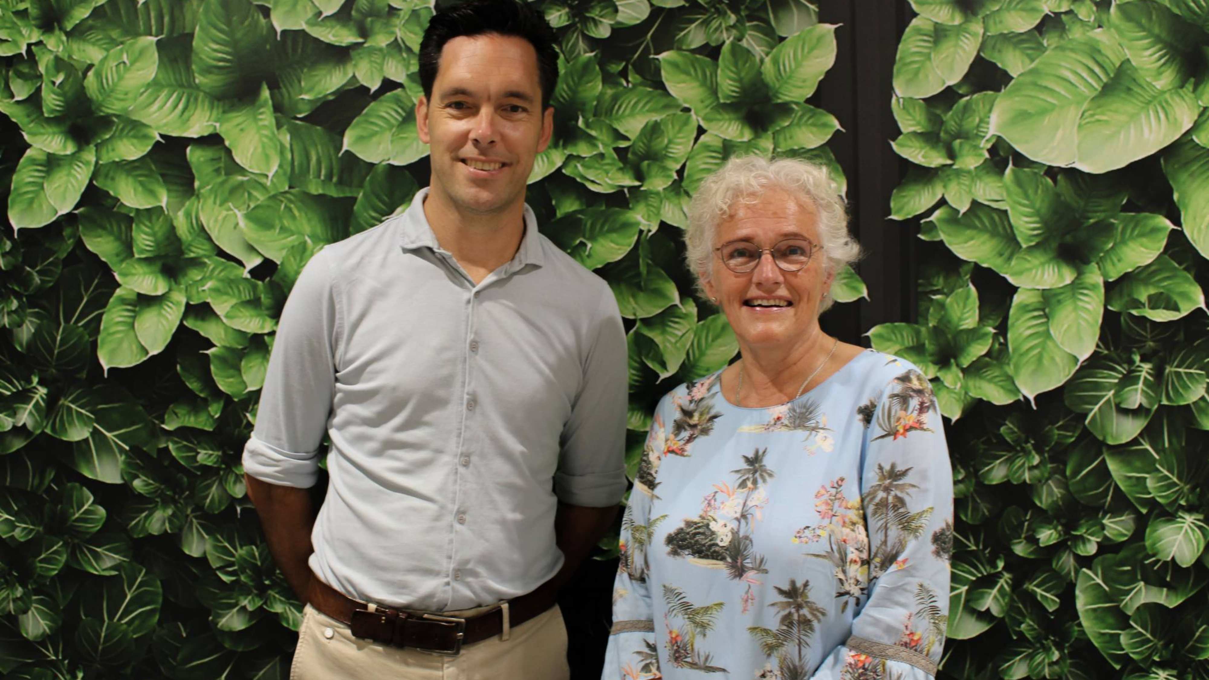 Daan Moerkerk coordinator duurzaamheid en Yvonne de Haan voor een groene wand. kader- en ambitiedocument Duurzaamheid HAN