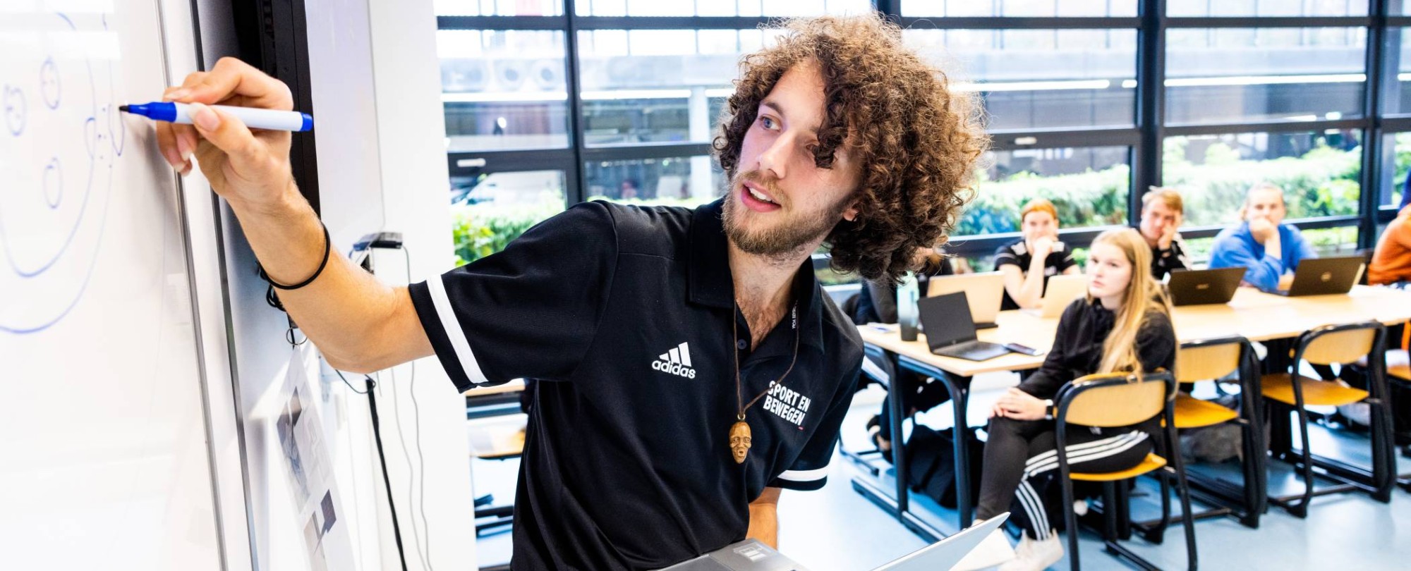 Docent schrijft op het bord.