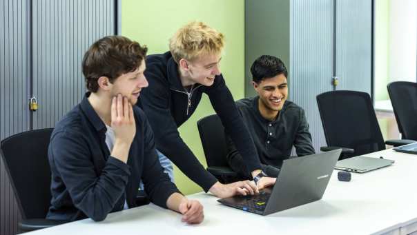 drie hbo ict studenten werken op laptop in het ict lab