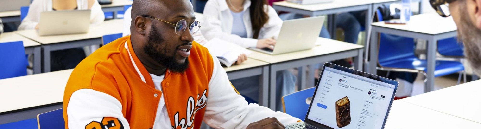 Studenten van de opleiding Communication op de HAN werken tijdens de les aan digitaal ontwerpen op hun laptop