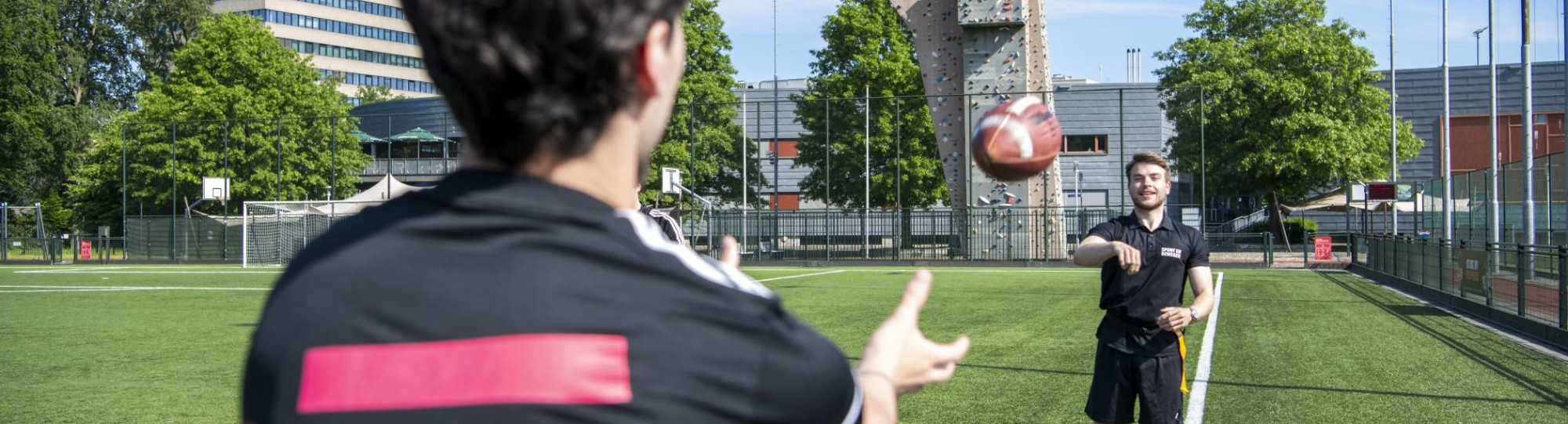 sport sportkunde en alo studenten en docenten op sportveld en gymzaal