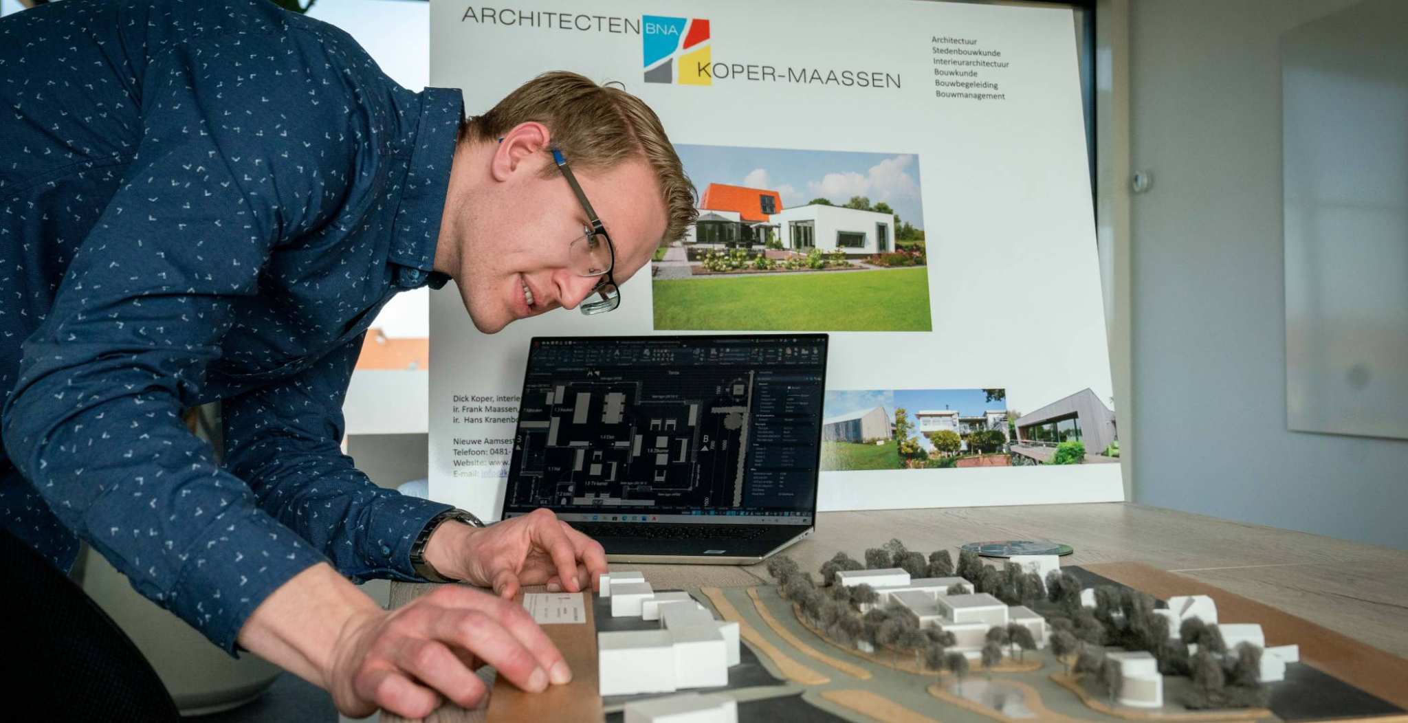 Wesley Seewalt van Tech Gelderland gebogen over zijn maquette.