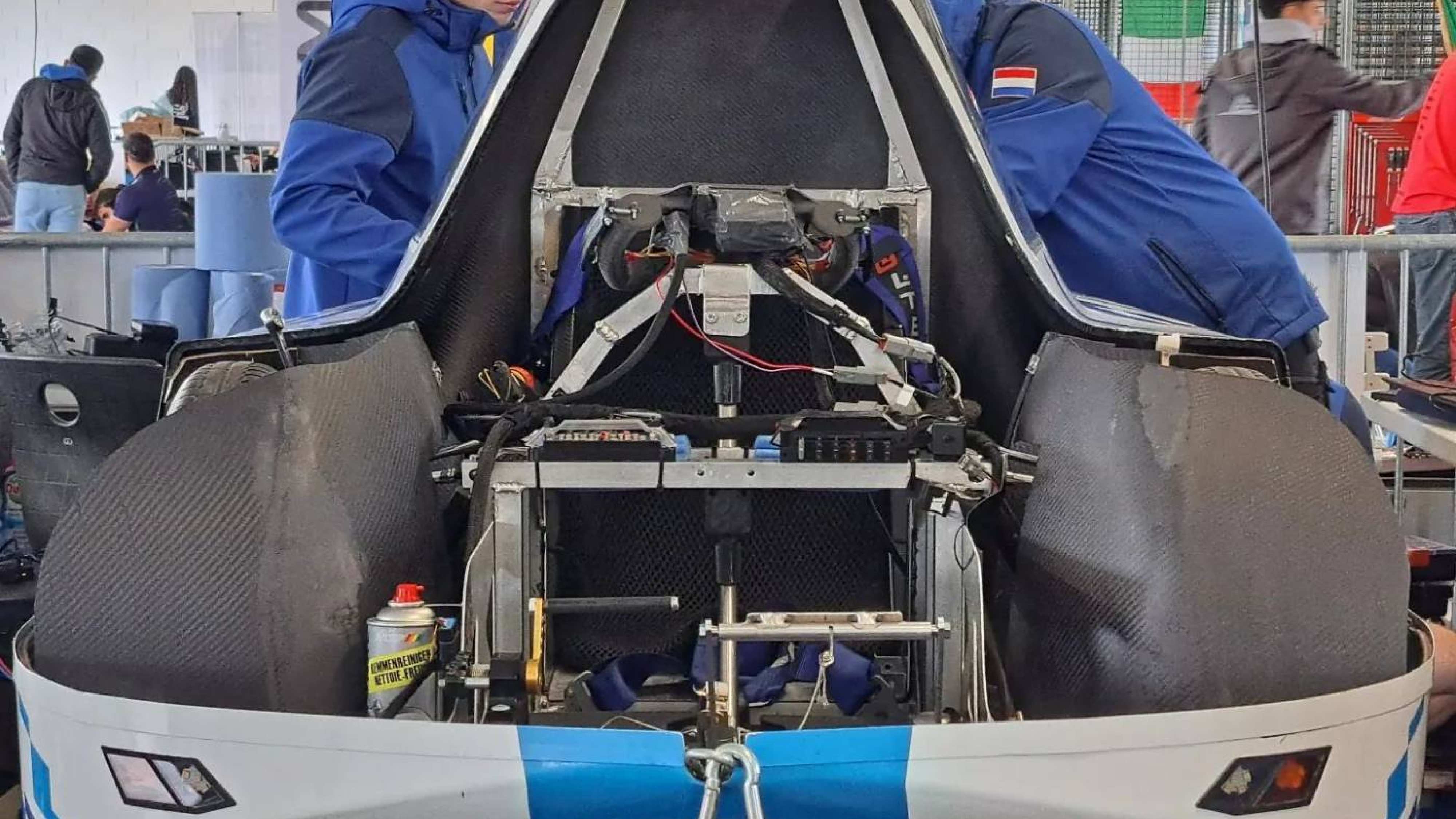 Studenten werken aan de HM23 van HAN Hydromotive tijdens de Shell Eco Marathon.