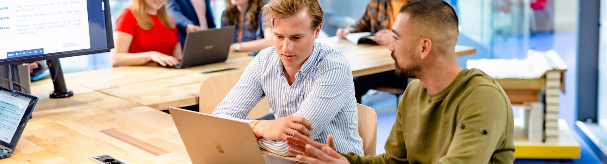 Facility Management, foto 8219, studenten aan het werk op de laptop, samenwerken