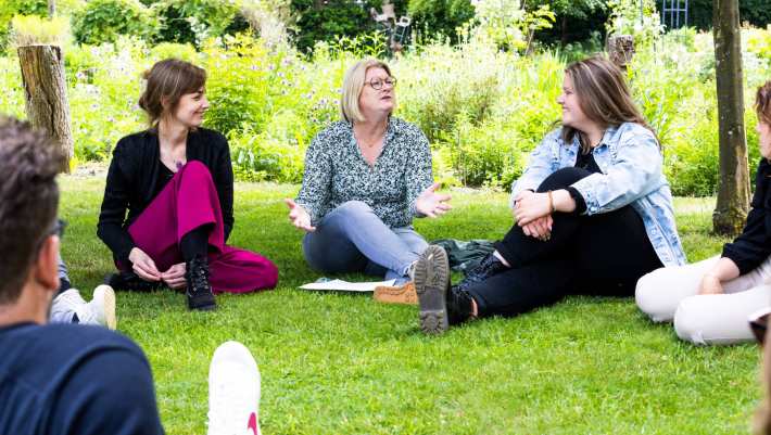 Studenten van de master pedagogiek namen de les mee naar buiten