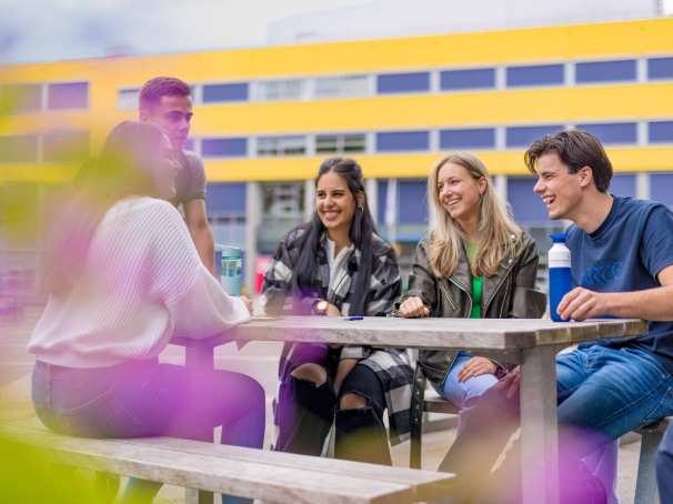 AFEM studenten buiten plein Arnhem