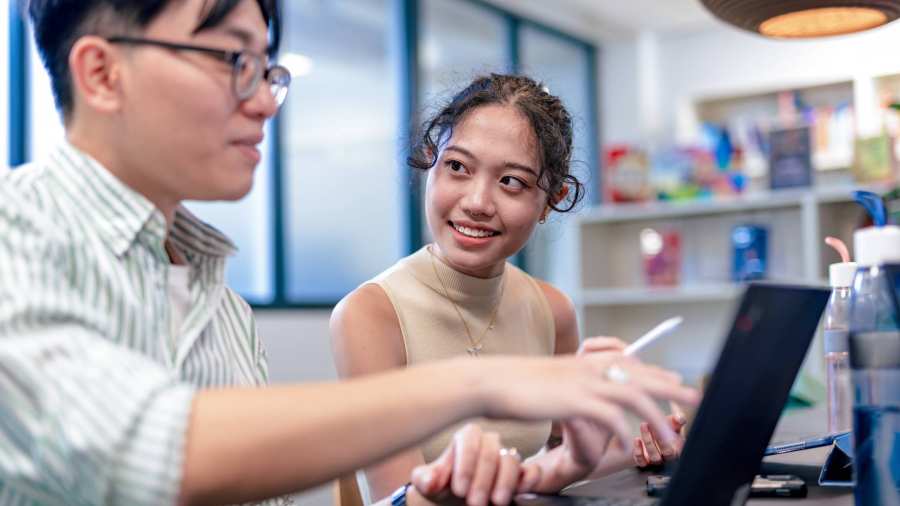 International Students Tam and Nyugen (Patrick) studying at the library on the Arnhem campus of HAN University of Applied Sciences.