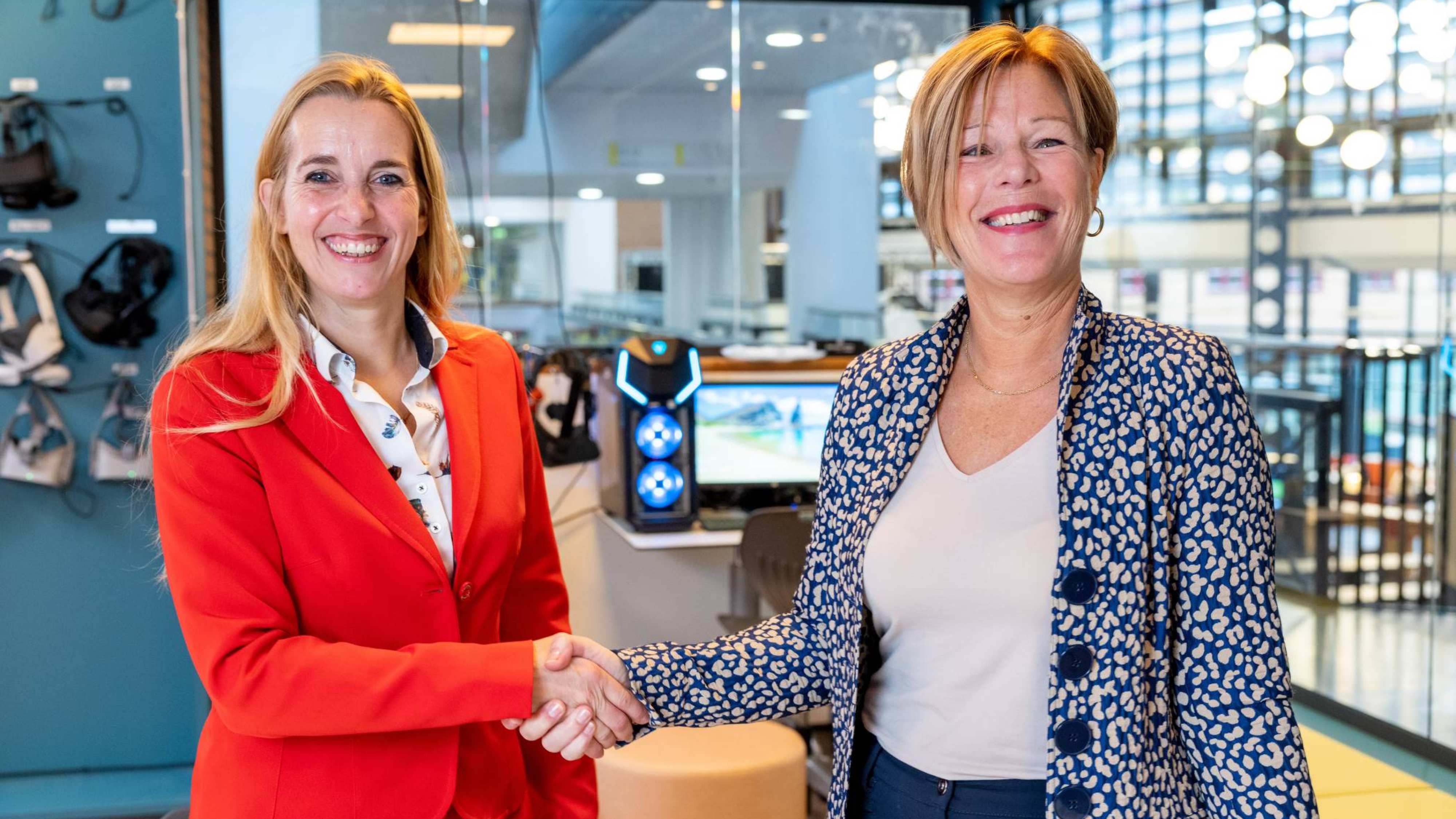 Ondertekening van de samenwerking van de Academie Gezondheid en Vitaliteit van de HAN met Vilans door Vilans-bestuurder Mirella Minkman (links) en academiemanager Christine de Vries (rechts)..