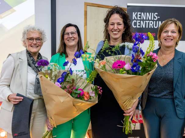 Het College van Bestuur en de Academiedirecteur nemen afscheid van de lector en associate lector van het lectoraat Organisatie van Zorg en Dienstverlening.