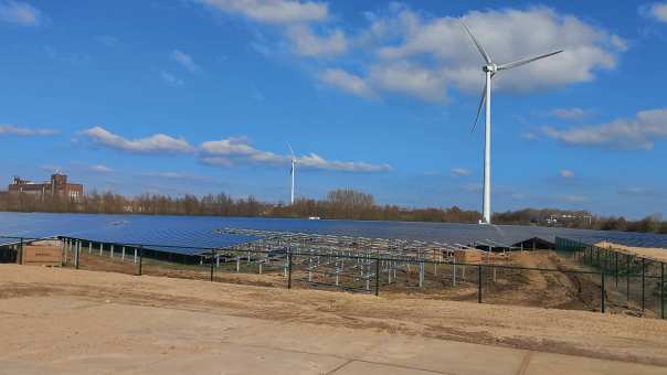 Windmolens en zonnepanelen Koningspleij