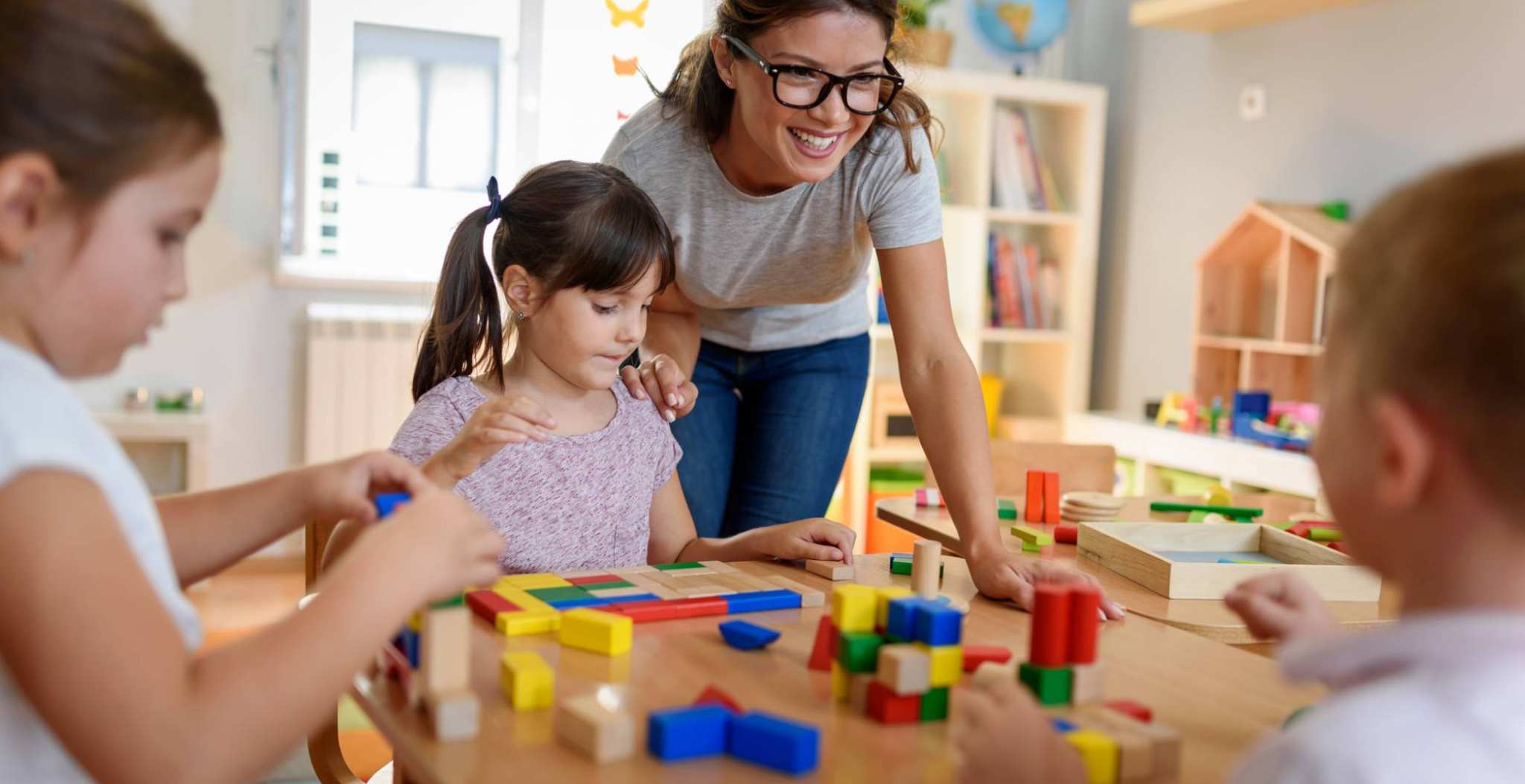 met kinderen die spelen met didactische speelgoed