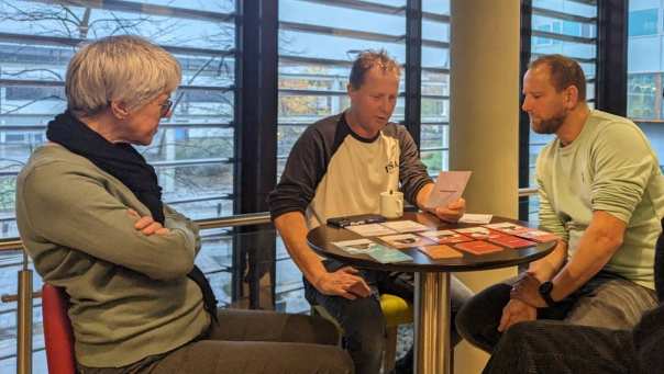 4 docentcoaches aan een tafel spelen Super Agent spel