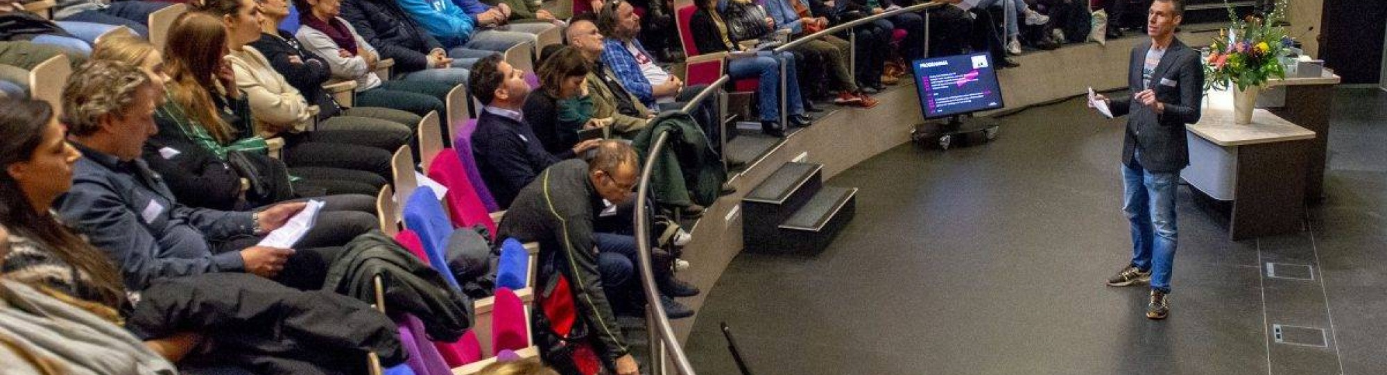 studiemiddag Macht in de psychische hulpverlening. Zaal vol mensen