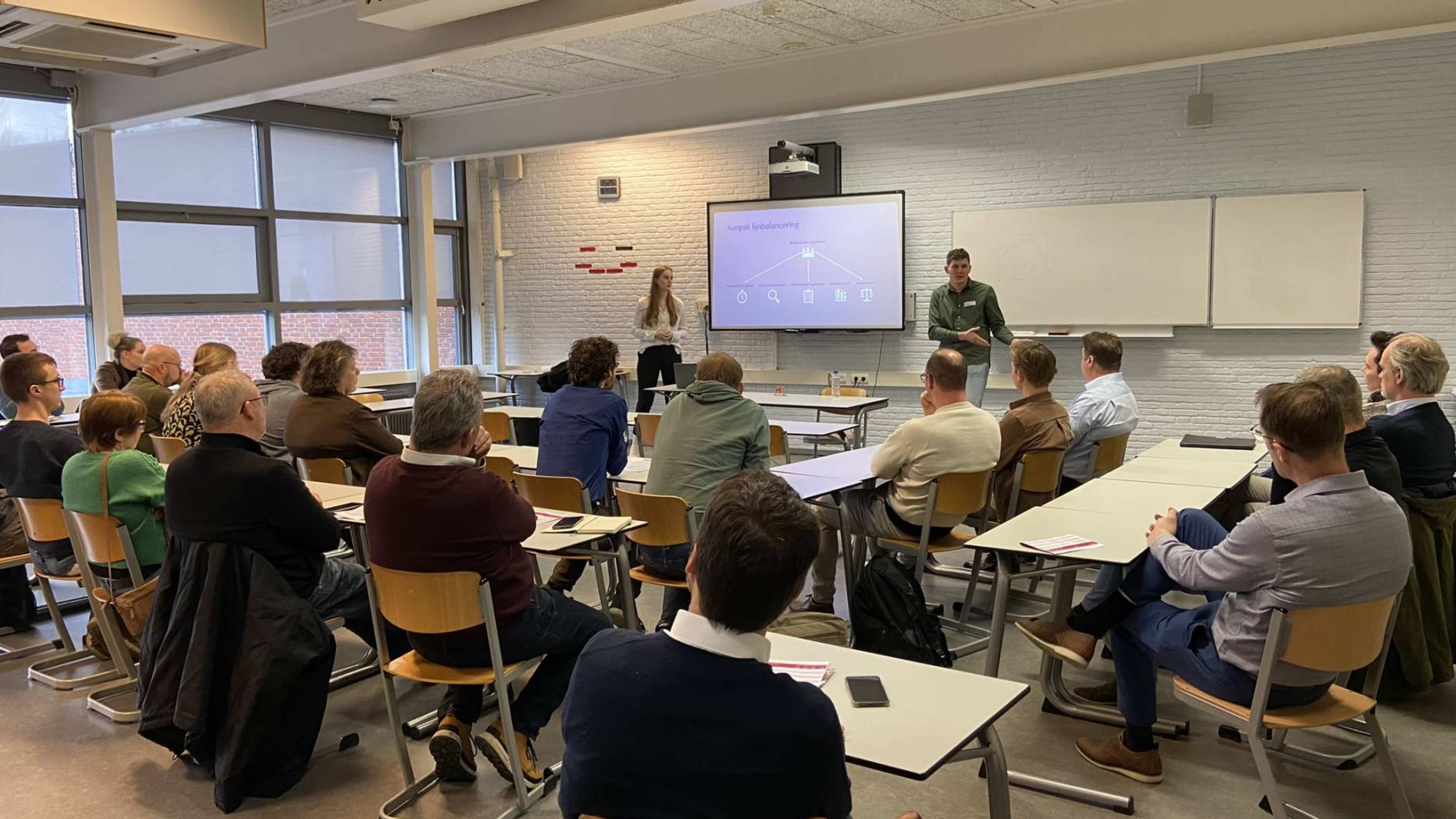 Twee studenten presenteren hun verbeterproject tijdens het HAN Lean Event