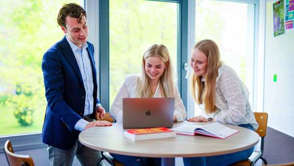 2 studenten van hbo human resource management krijgen uitleg van de docent