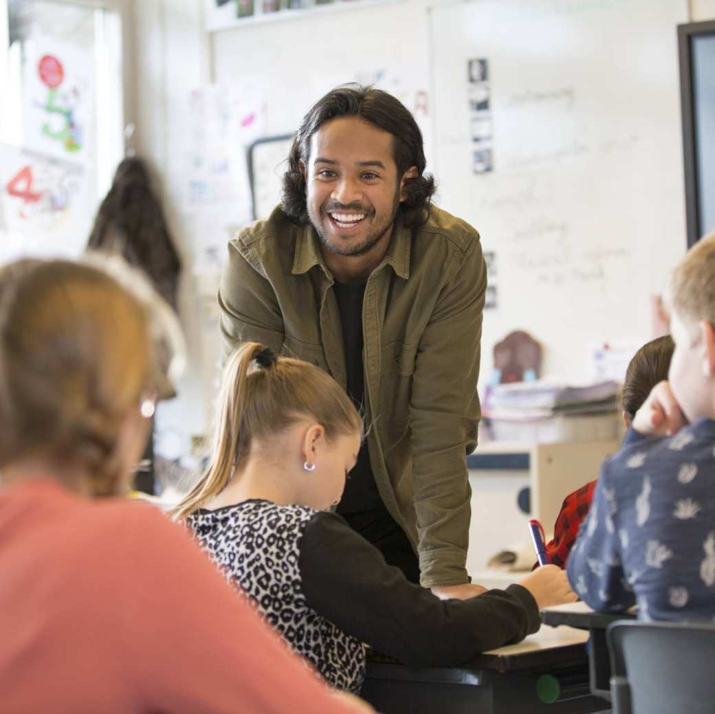 student geeft les in de klas