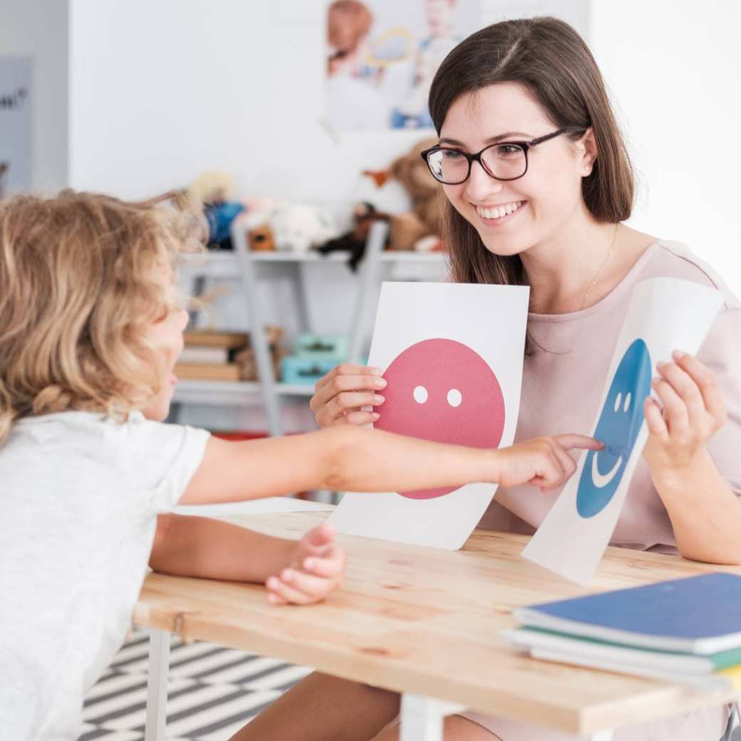 toont afbeeldingen aan jonge patiÃ«nt met autisme